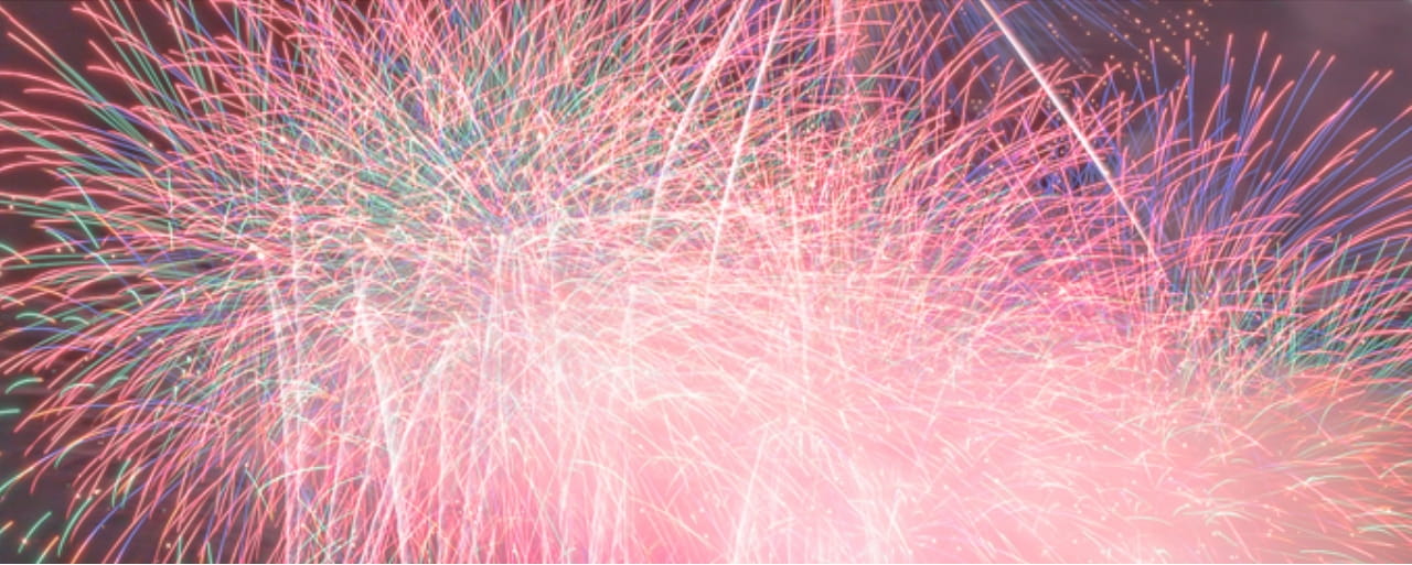 色とりどりの花火が夜空いっぱいに広がる幻想的な瞬間
