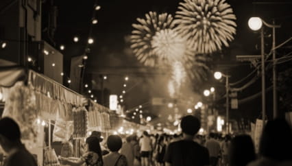 夜店が並ぶ花火大会の会場、たくさんの人々が花火と屋台を楽しむ（レトロな雰囲気）