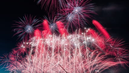 夜空を彩る豪華な赤い花火、大規模な打ち上げのクライマックス