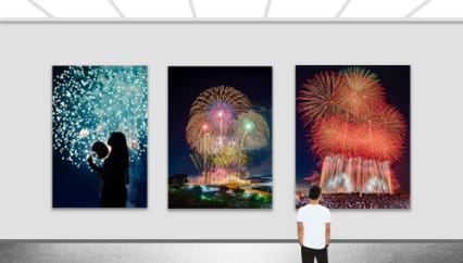 ギャラリーに飾られた花火の写真、アート作品のように並ぶ美しい花火の瞬間