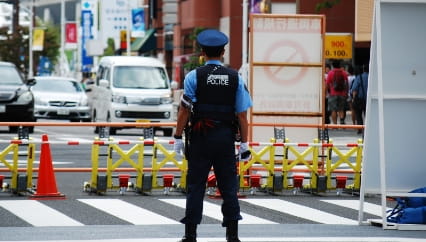 花火大会の観覧エリア、整然と配置された観覧席