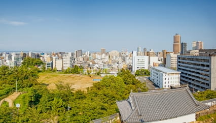 高台から見渡す都市の景色、晴れた空と街並みの広がり