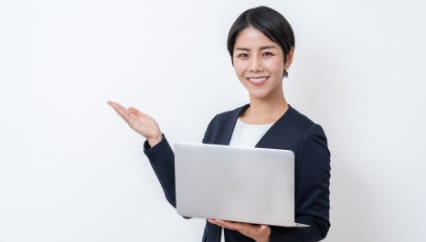 笑顔でパソコンを持ち、案内する女性スタッフ