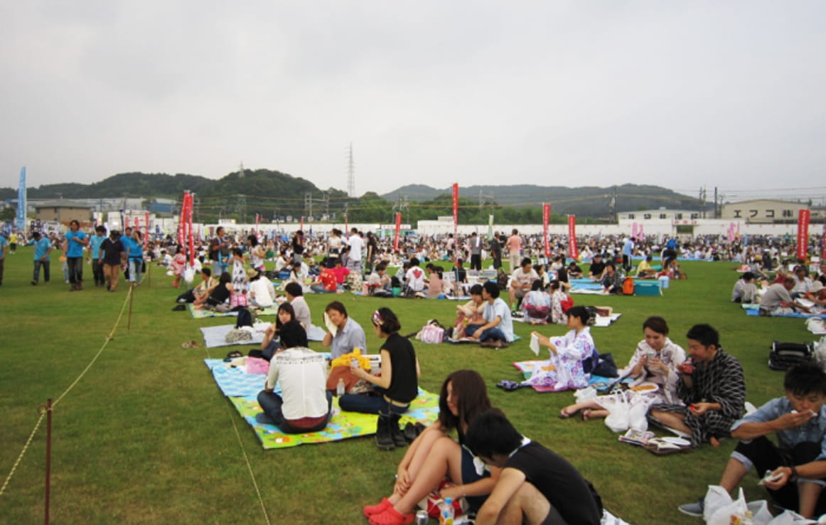 ふくろい遠州の花火大会のブロック席でシートを敷いてくつろぐ来場者の様子