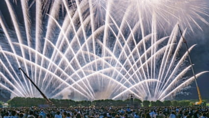 夜空を埋め尽くす白い花火、花火大会のクライマックスを迎える瞬間
